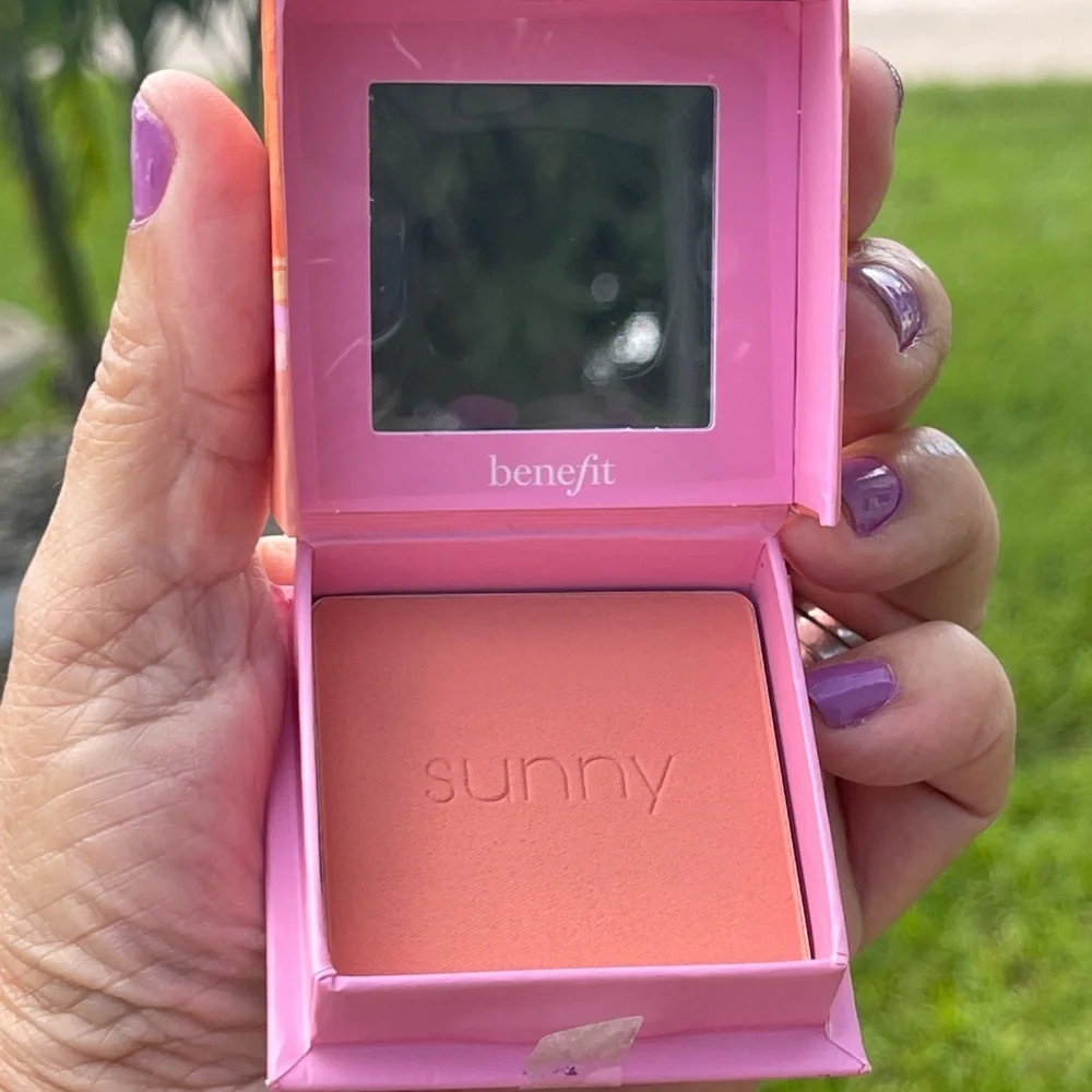 BENEFIT COSMETICS Silky Soft Powder Blush In Sunny (Warm Coral)